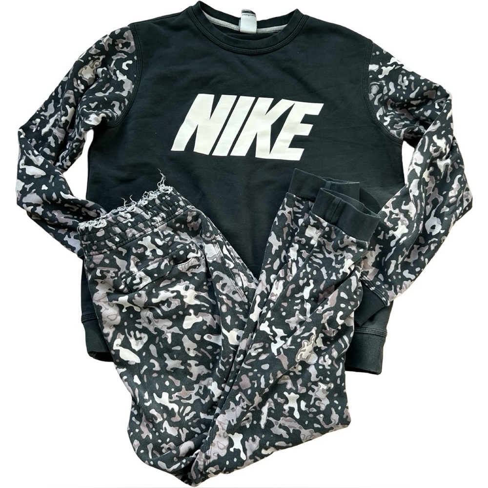 Nike Women’s Rare Print Jogger Sweatsuit 2-Piece. Size L